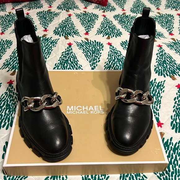 Michael Kors Scarlett Leather Bootie. Like NEW!! Size 7 (in original box). - Picture 5 of 5